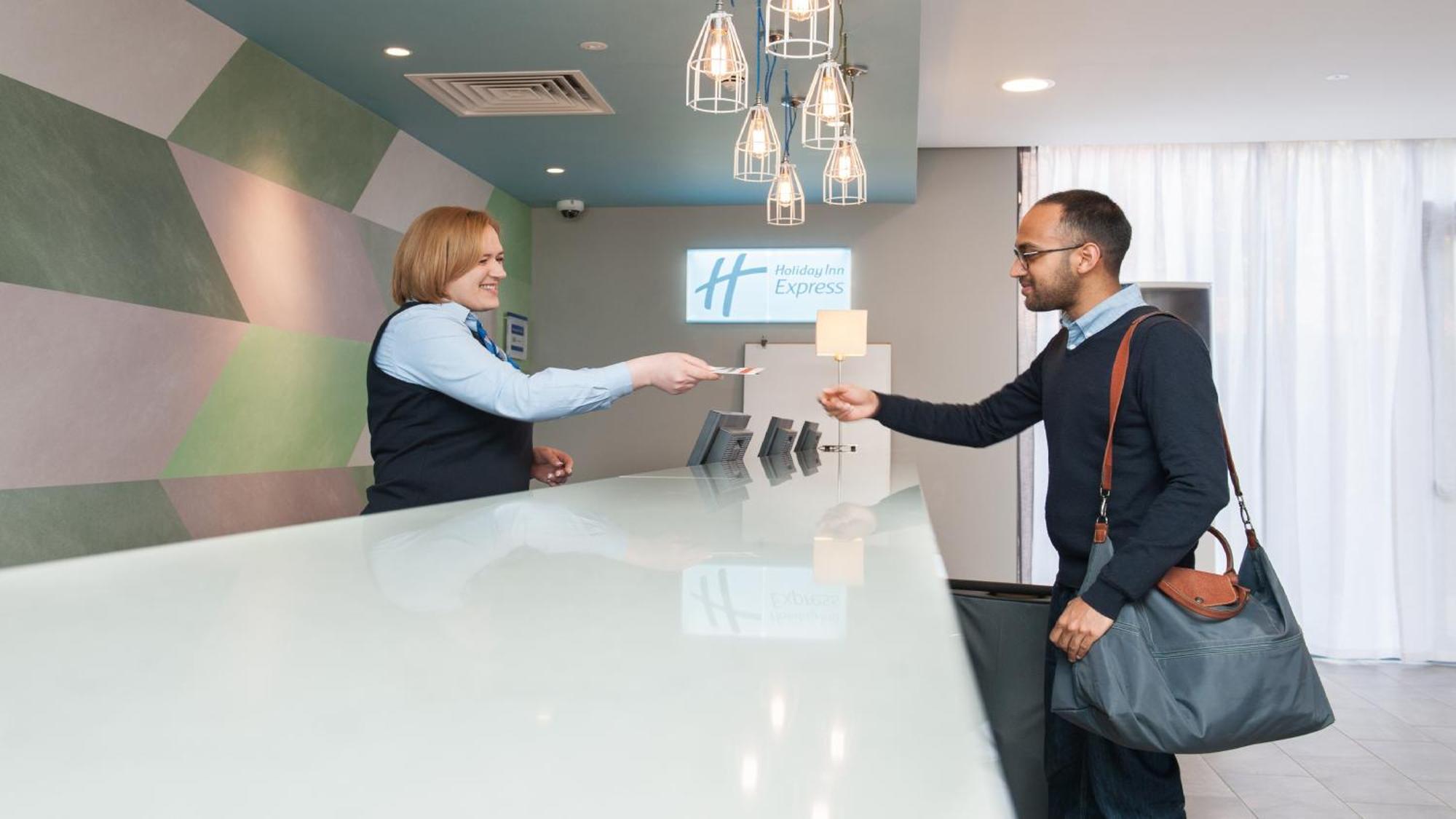 Holiday Inn Express Aberdeen Airport By Ihg Dyce Bagian luar foto