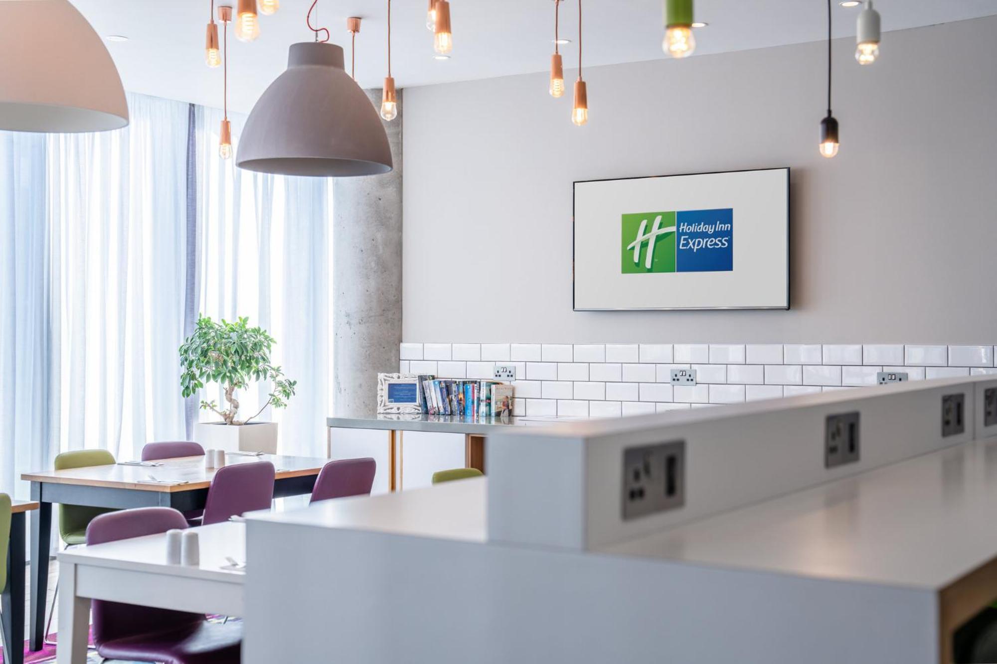 Holiday Inn Express Aberdeen Airport By Ihg Dyce Bagian luar foto