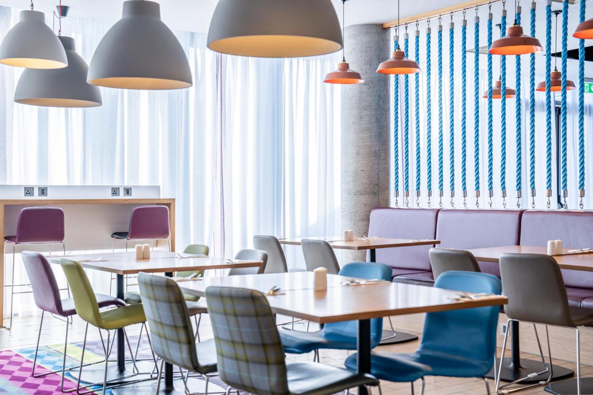 Holiday Inn Express Aberdeen Airport By Ihg Dyce Bagian luar foto