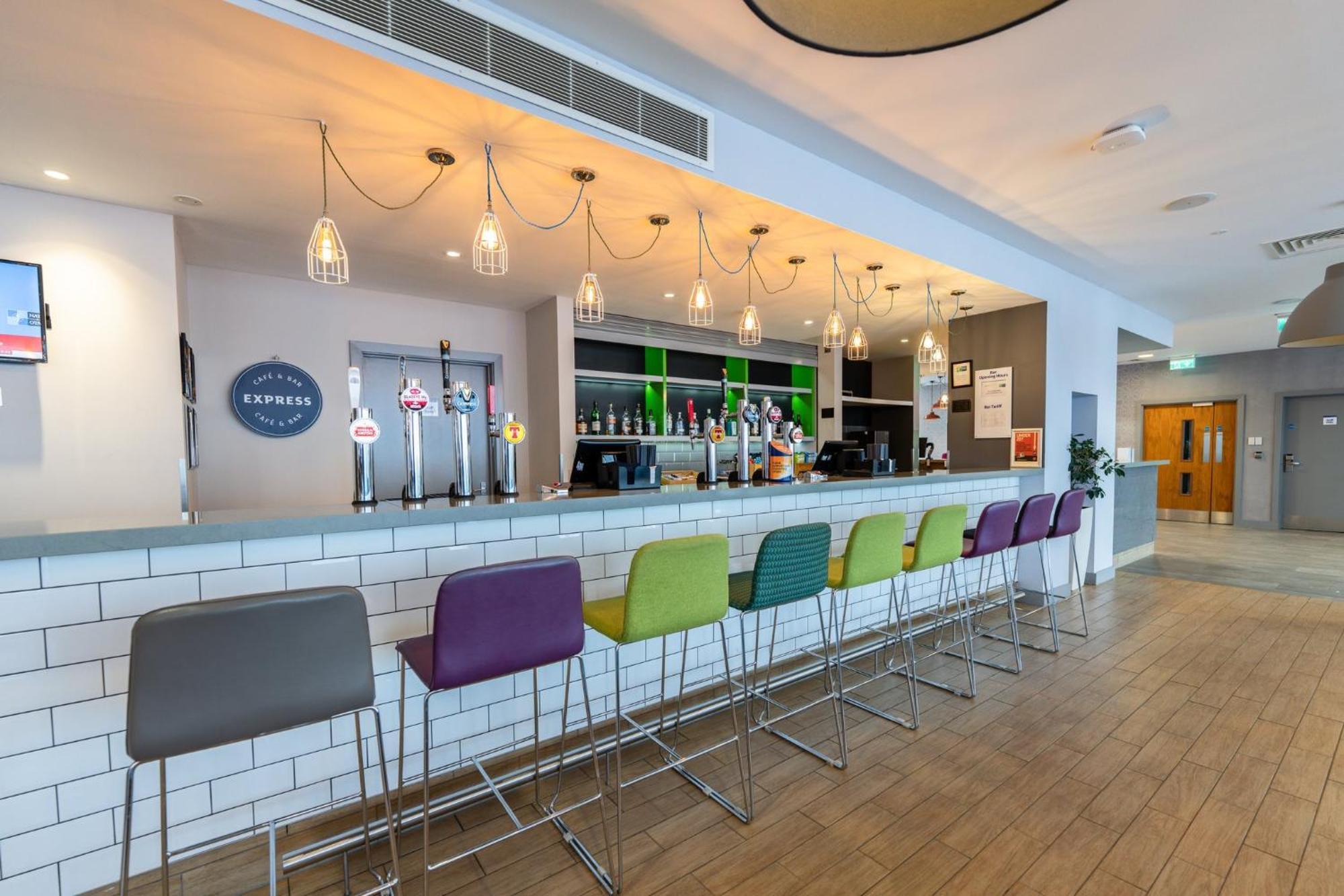 Holiday Inn Express Aberdeen Airport By Ihg Dyce Bagian luar foto